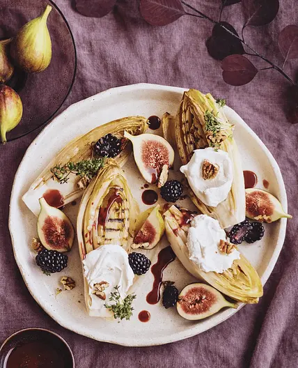 Gegrillter Chicorée  (Ziegenfrischkäse • Brombeeren • Pekannüsse)