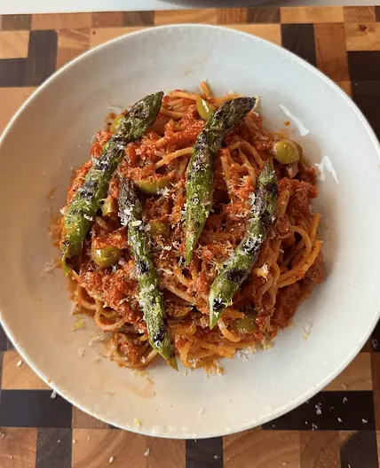 Frühlingshafte Tomatenpasta mit Oliven & gegrilltem Spargel