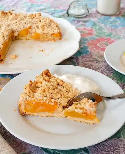 Apricot Tart Recipe with Streusel – Oma's Aprikosen-Streusel-Tarte