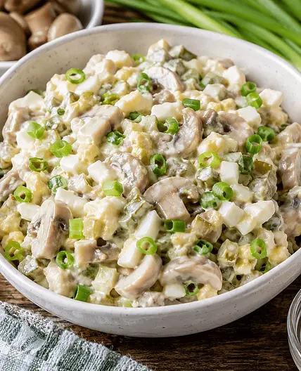Salat mit marinierten Pilzen