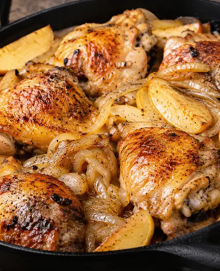 Geflügel geschmort mit Äpfeln und Zwiebeln