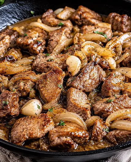 Geschmorte Entenbrust mit Zwiebeln und Knoblauch