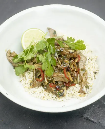 Sizzling beef with spring onions & black bean sauce