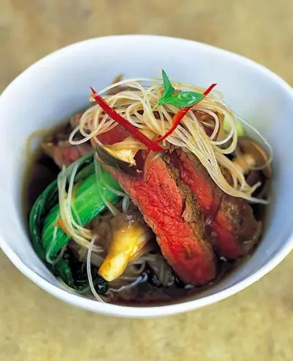 Beef with pak choi, mushrooms and noodles