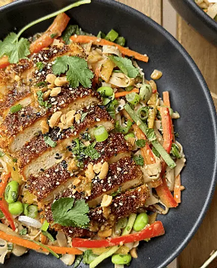 Sommerrollen-Salat mit knusprigem “Sweet Chili” Tofu