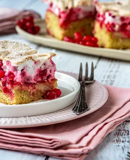 Saftiger Johannisbeerkuchen mit Baiser