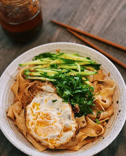 10 Minute Spicy Garlic Noodle