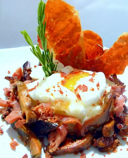 Huevo pochado con patatas, setas y jamón
