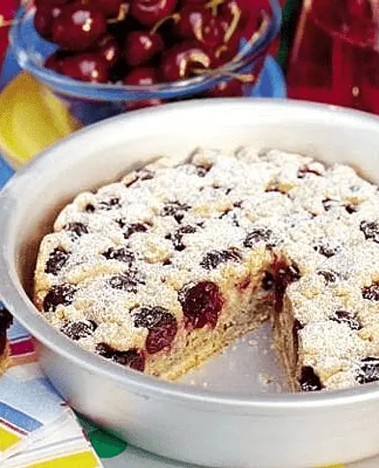 Fresh Cherry Cake with Cinnamon Crumble