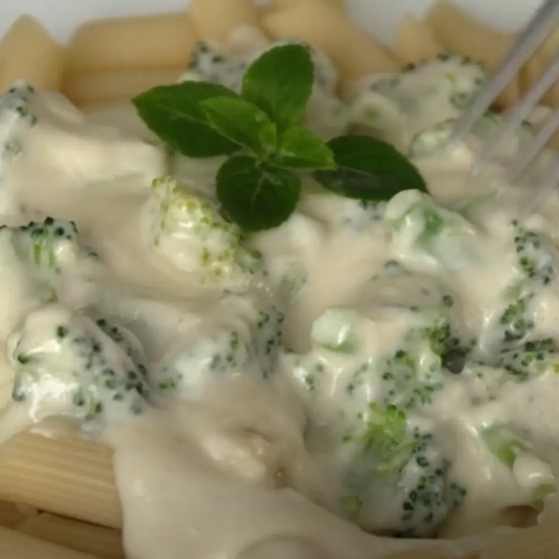 Macarrão ao Molho Branco com Brocólis