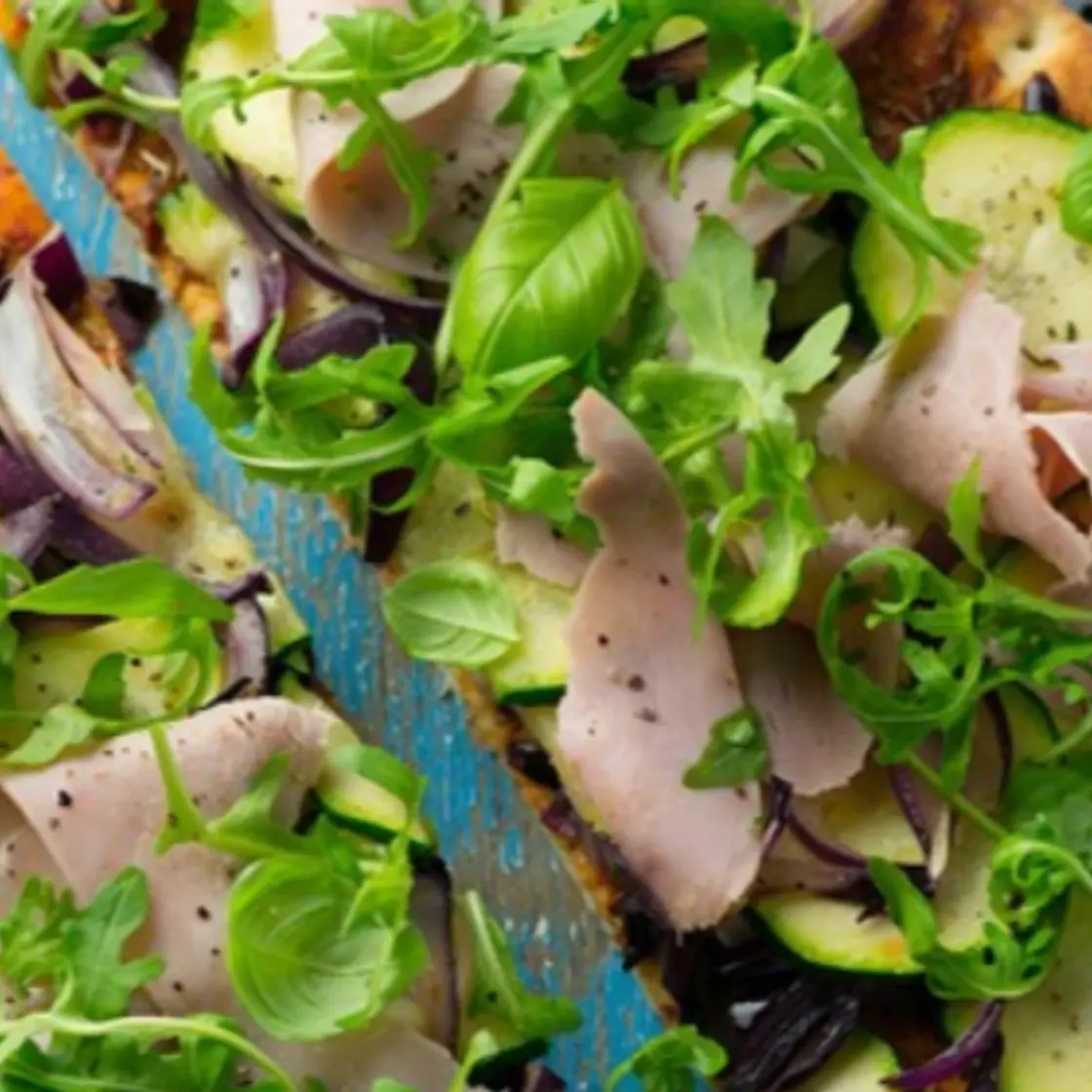 Courgette, rocket & ham pizza