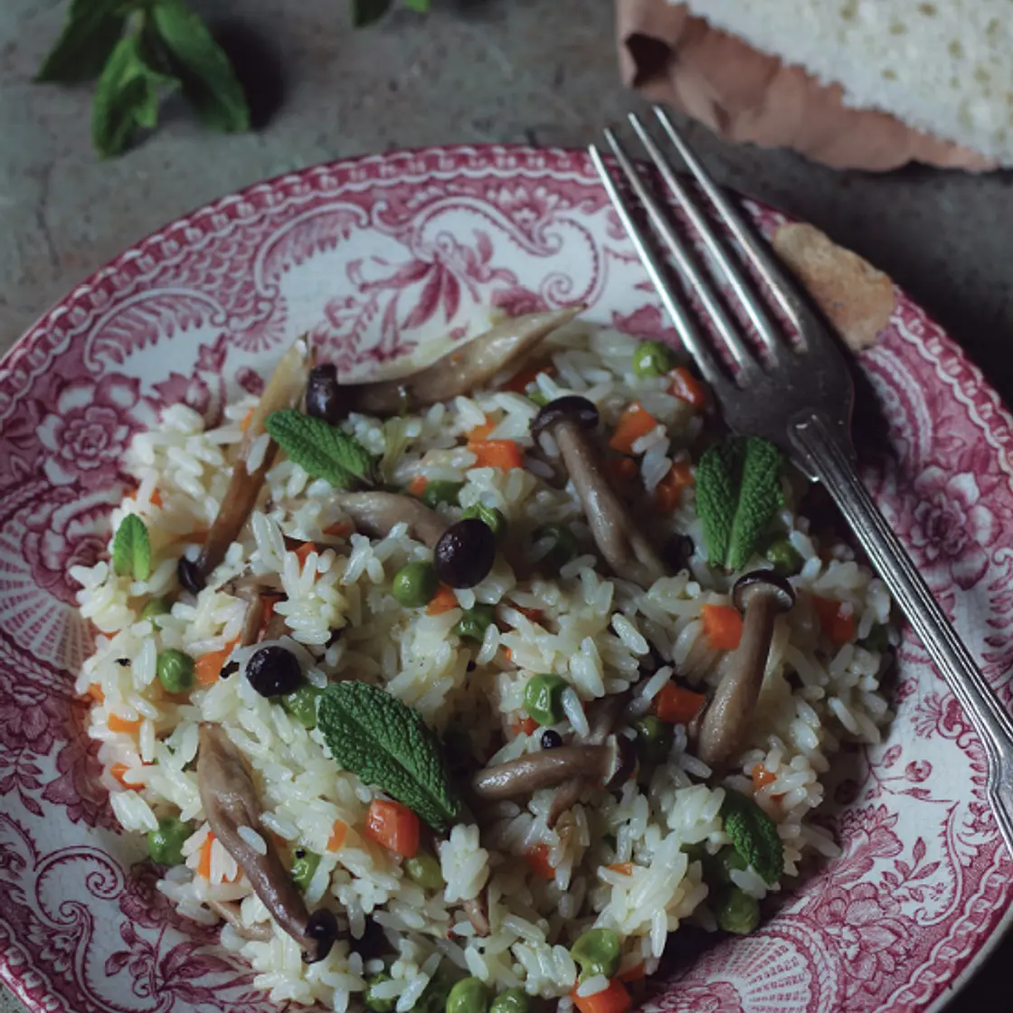 Arroz Primavera com Menta e Cogumelos Shimeji
