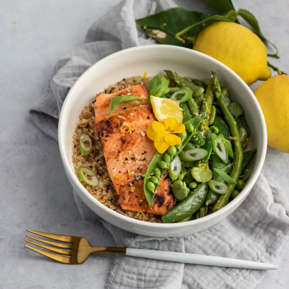 Saumon, quinoa et légumes verts au citron