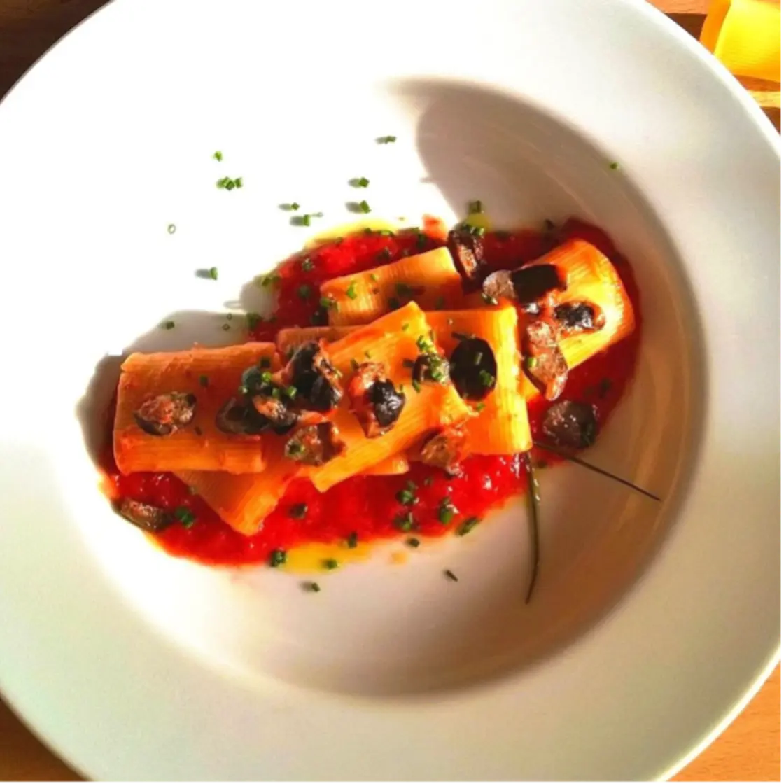 Rigatoni piccanti con ragù di olive nere