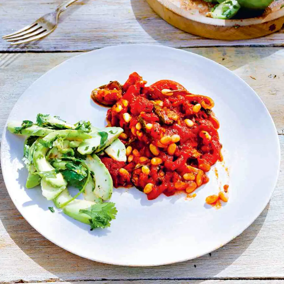 Red pepper, courgette and white bean chilli