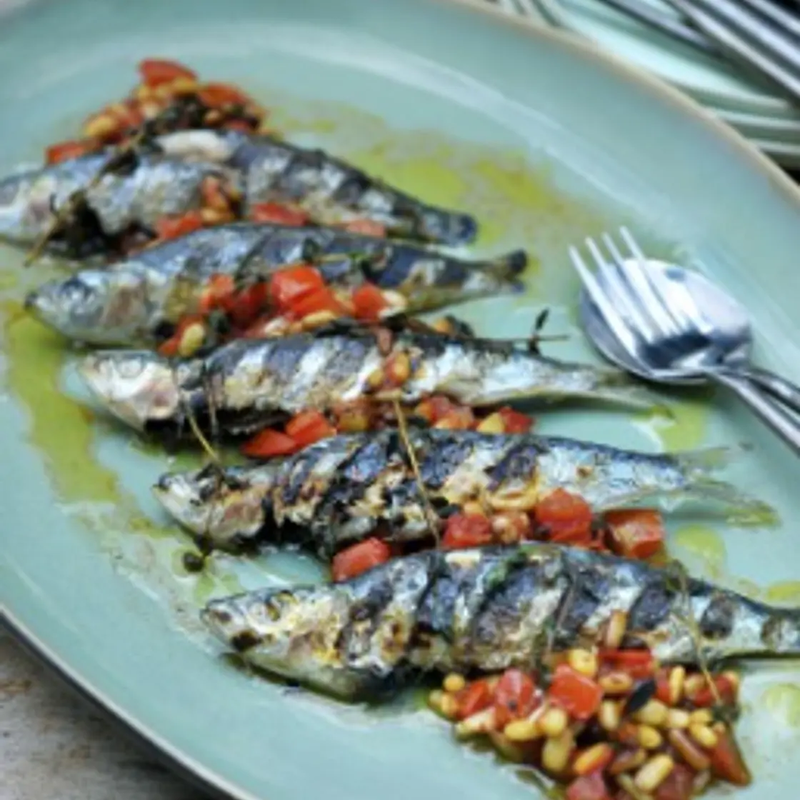 Gegrilde sardines met pijnboompitten en tomaat