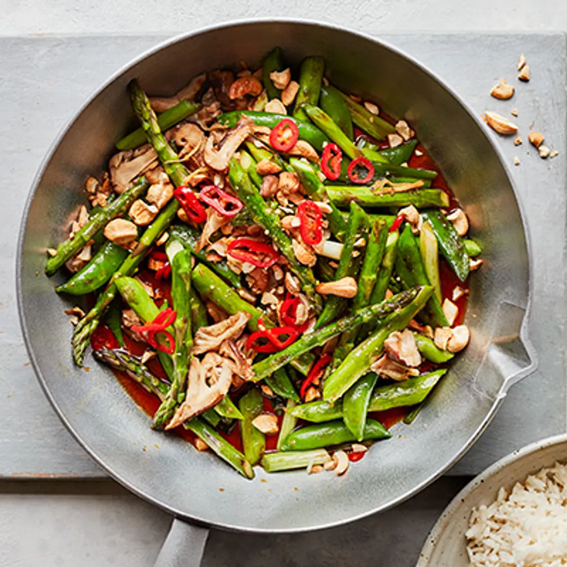 Stir-Fried Asparagus with Chilli & Cashews