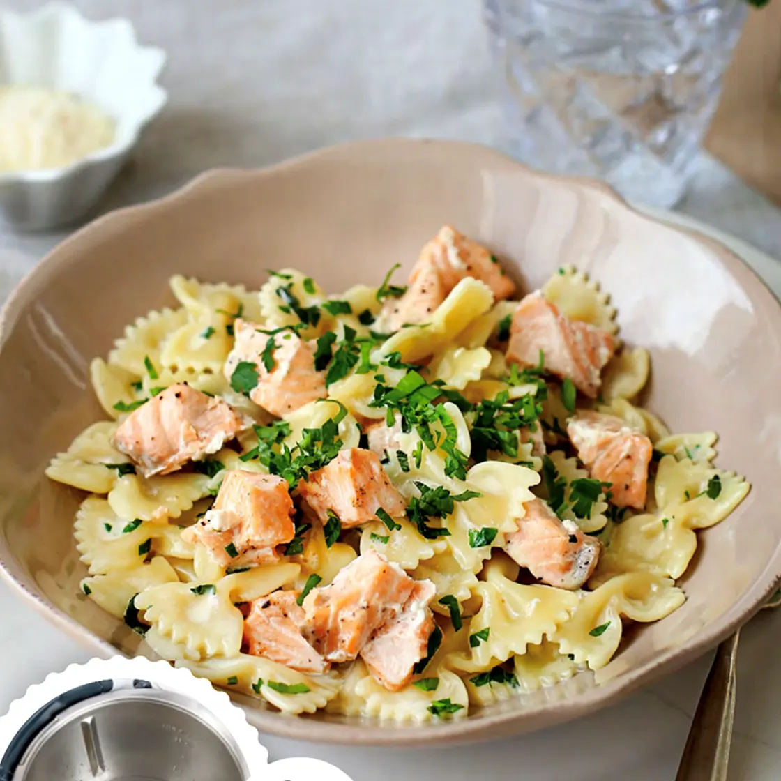 Nudeln mit Lachs und Käse-Kräuter-Sauce