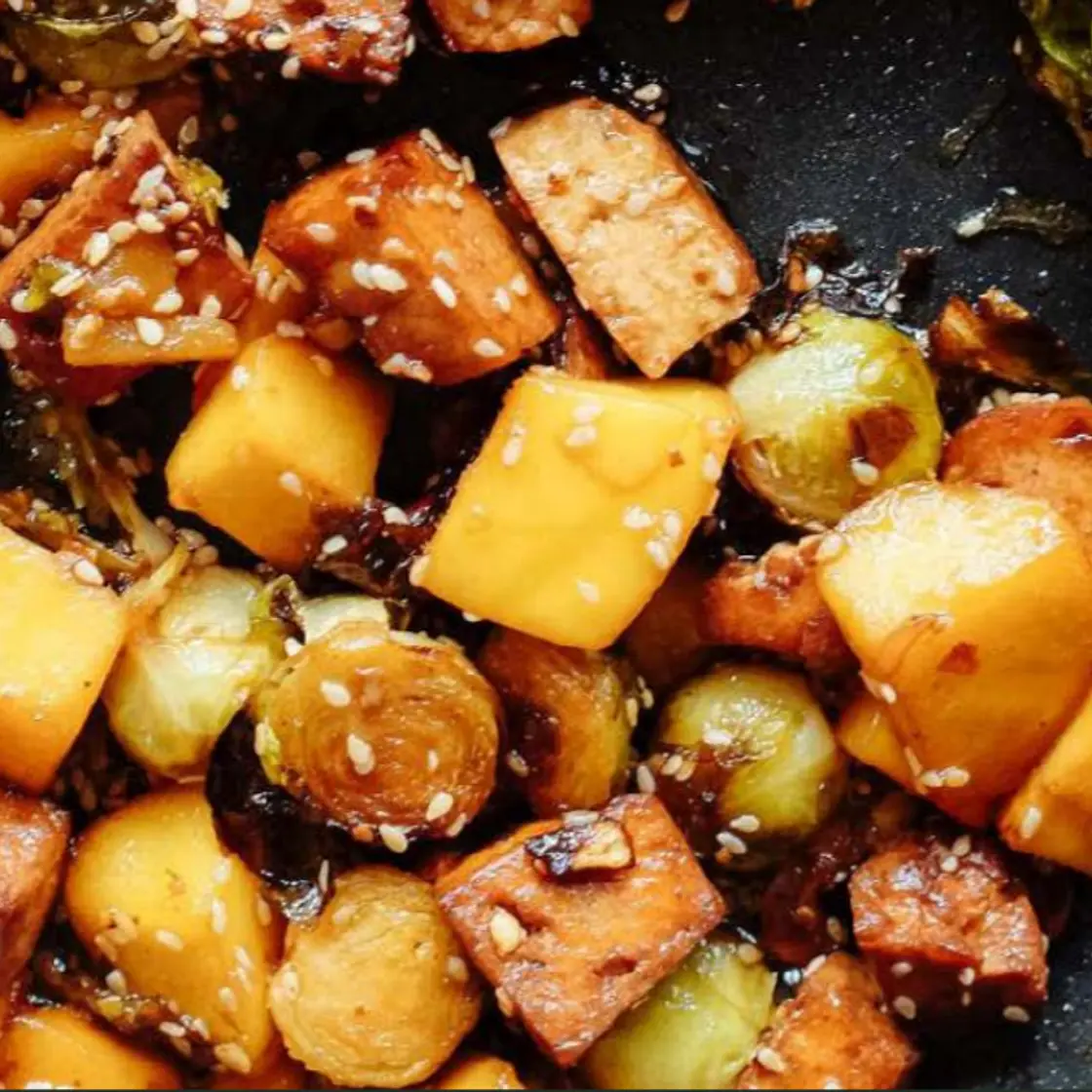 Kvinoja ar marinēto tofu, briseles kāpostiem un mango