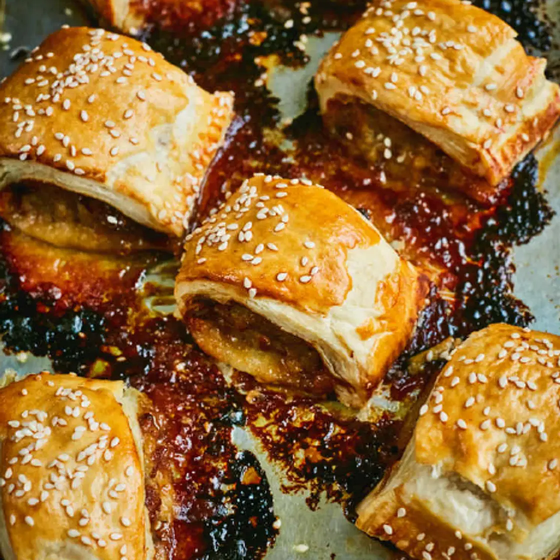 CHEDDAR & CHUTNEY SAUSAGE ROLLS