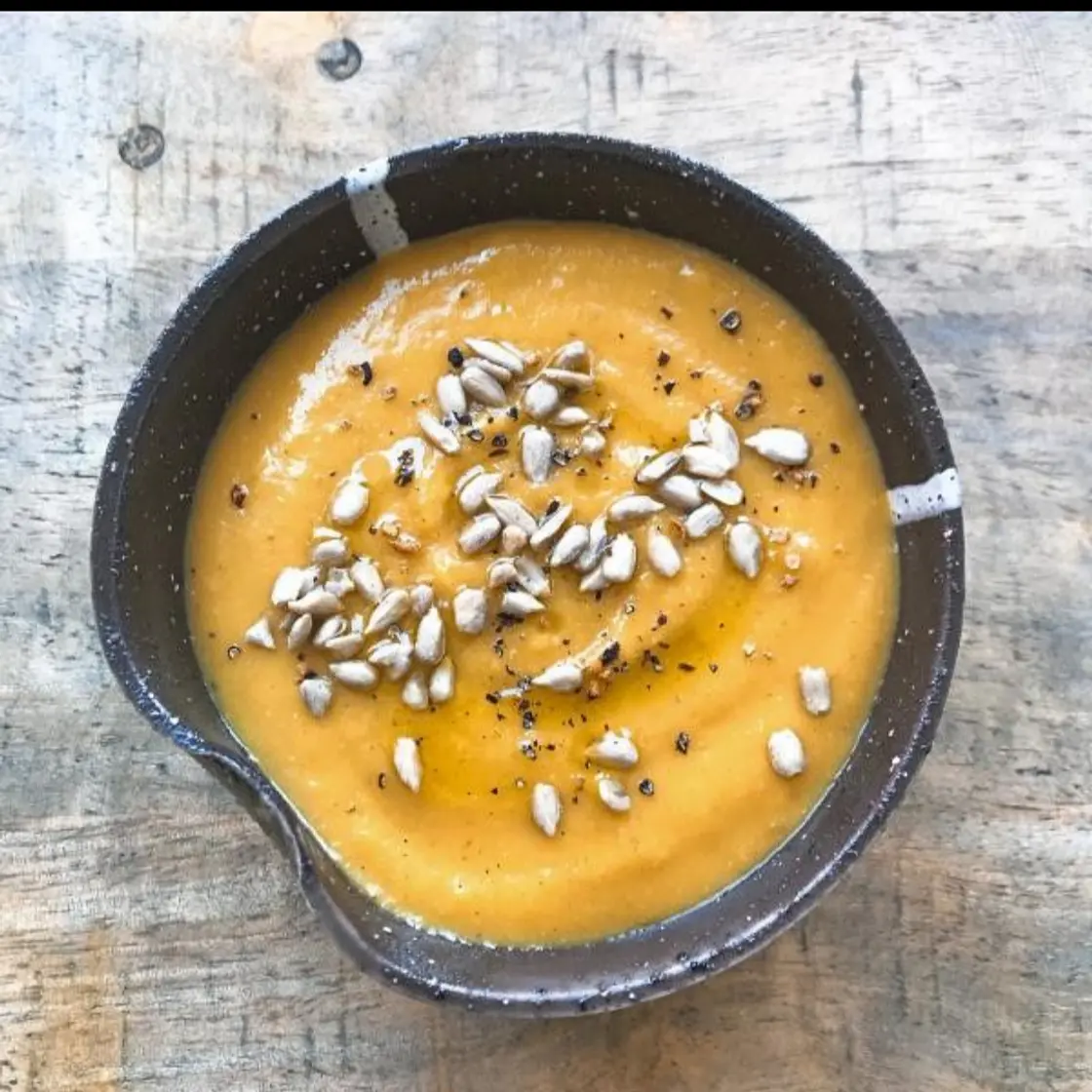 Velouté de carottes, lentilles corail, graines de tournesol et pointe de curry
