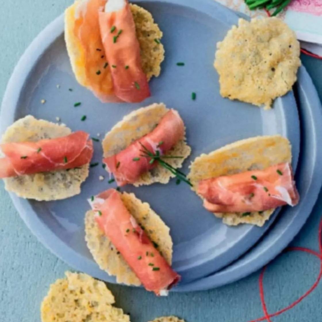 Tuiles de parmesan et roulés de fromage frais