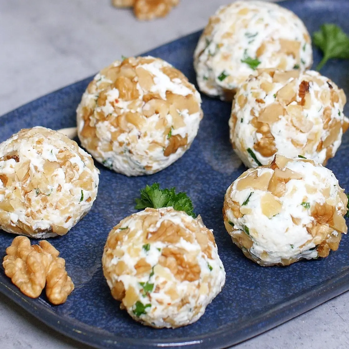 Boulettes de chèvre frais, noix et herbes aromatiques