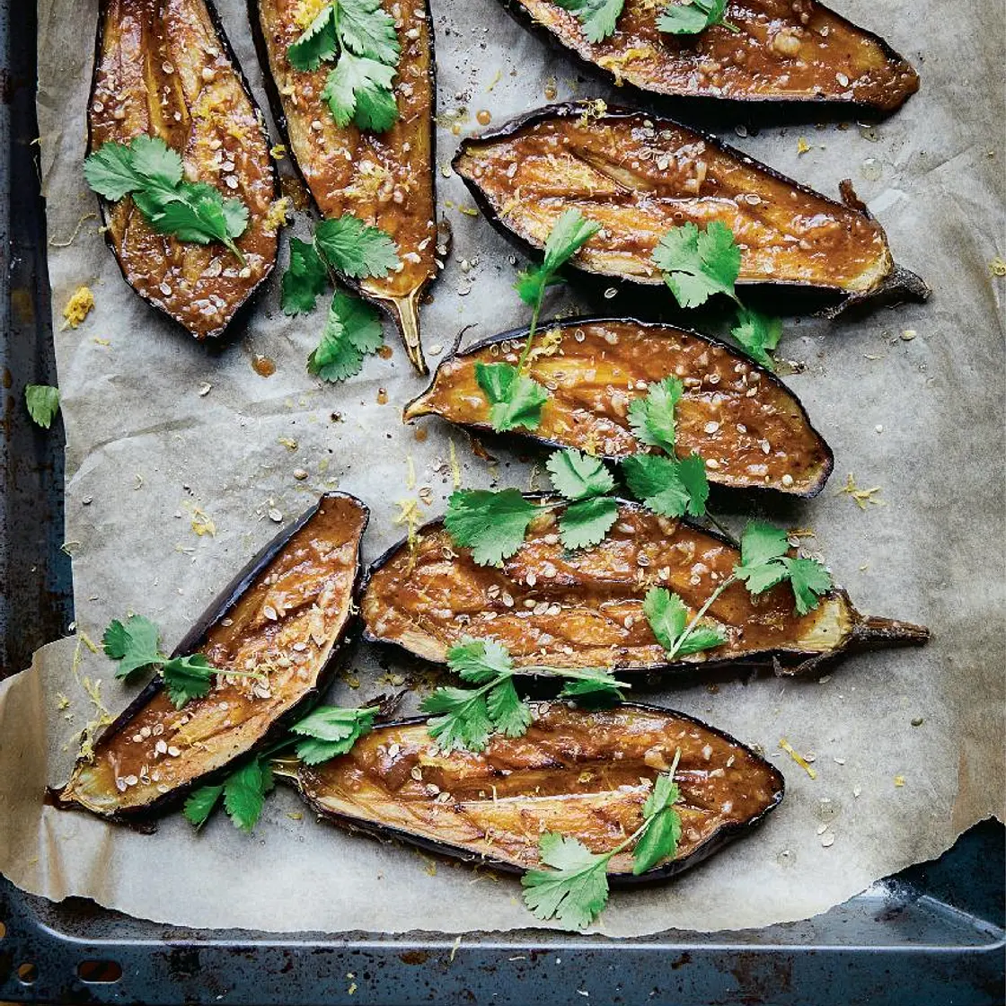 Roasted eggplant with tamarind and cilantro
Batinjan bil tamer hindi