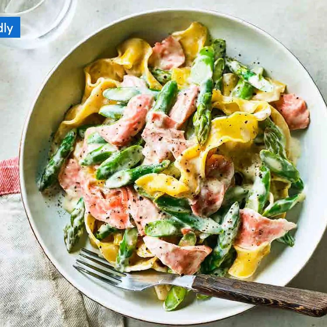 Creamy salmon and aspargus pasta