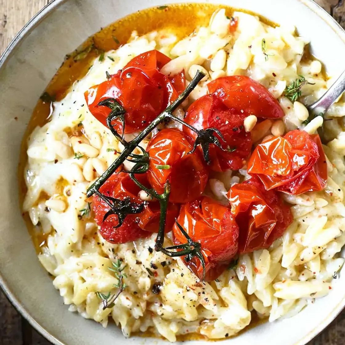 Orzo und Tomaten