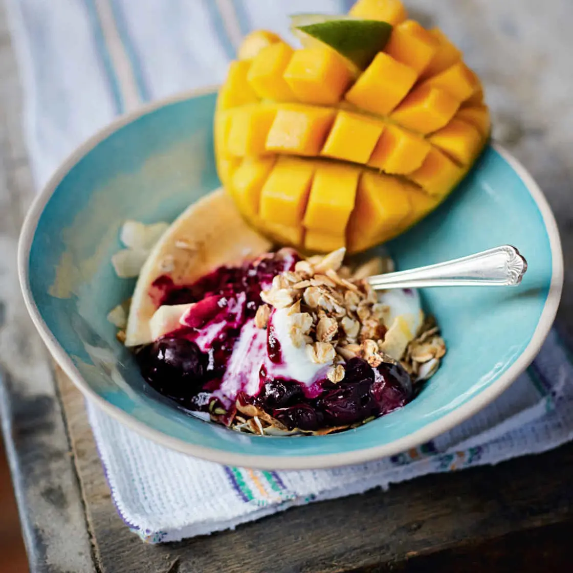 TOASTED OATS MANGO, BLUEBERRIES & YOGHURT