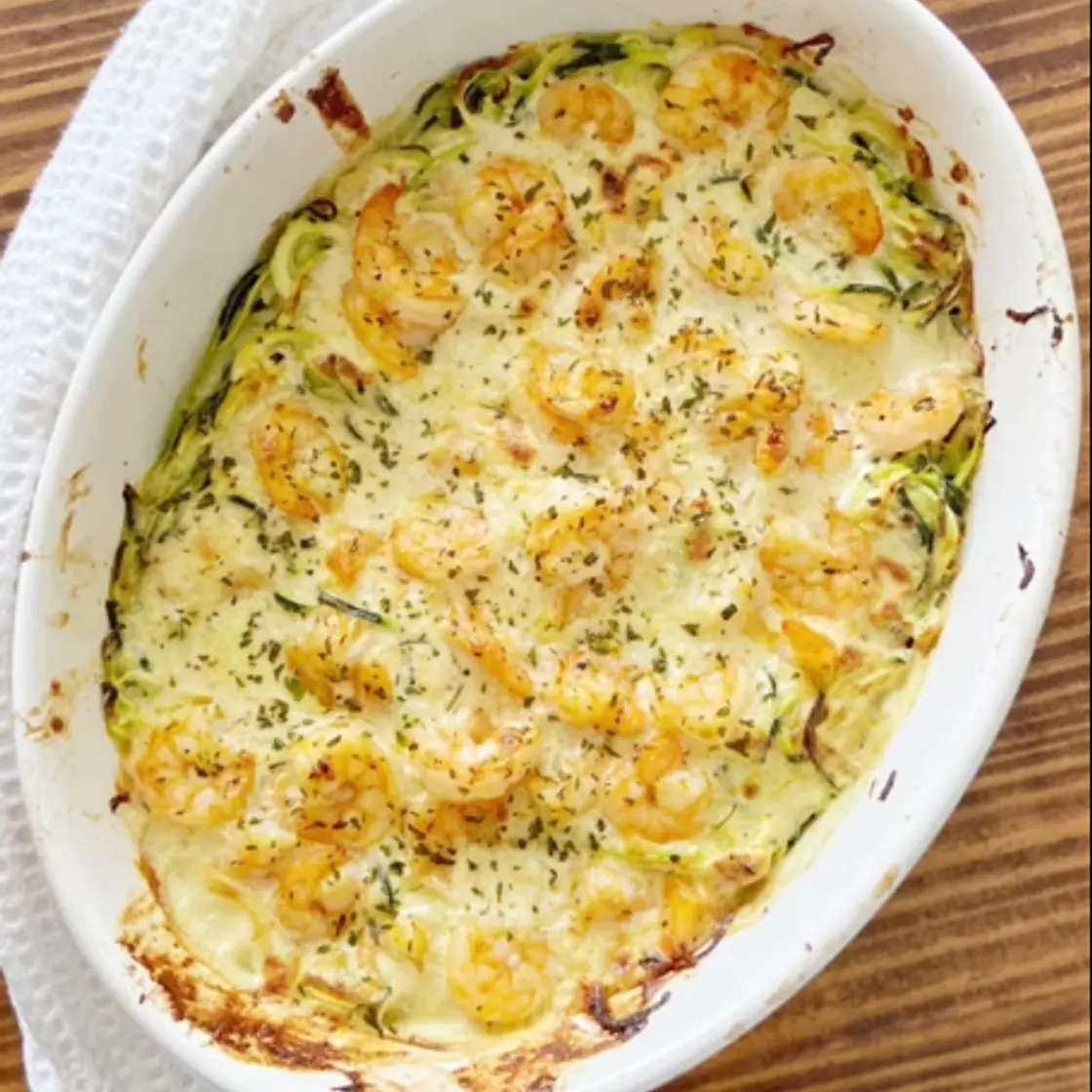 Pasta de calabacín con salsa Keto Alfredo y camarones.