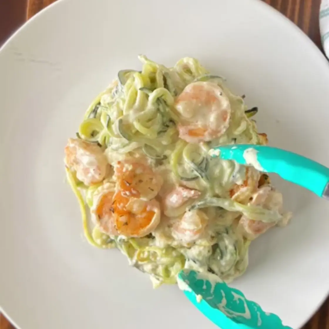 Pasta de calabacín con salsa Keto Alfredo y camarones.