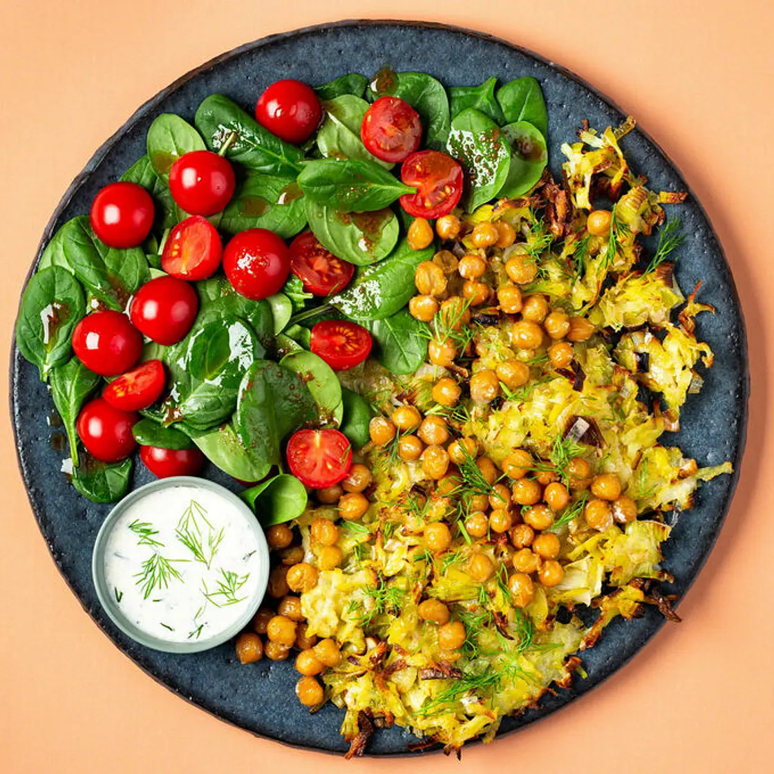 Kartoffel-Lauch-Puffer mit Spinatsalat