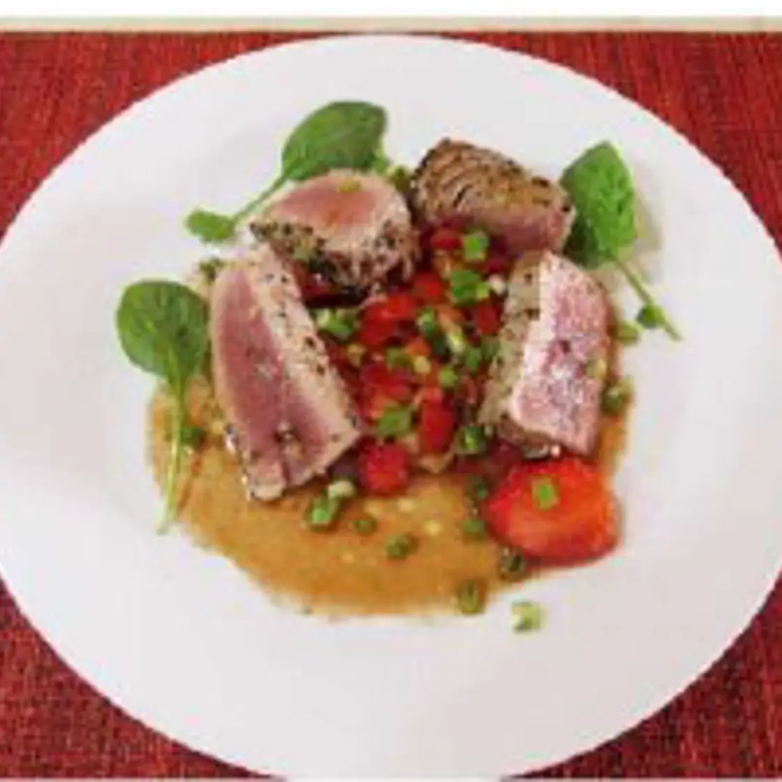 Atun a la pimienta y tartar de tomate