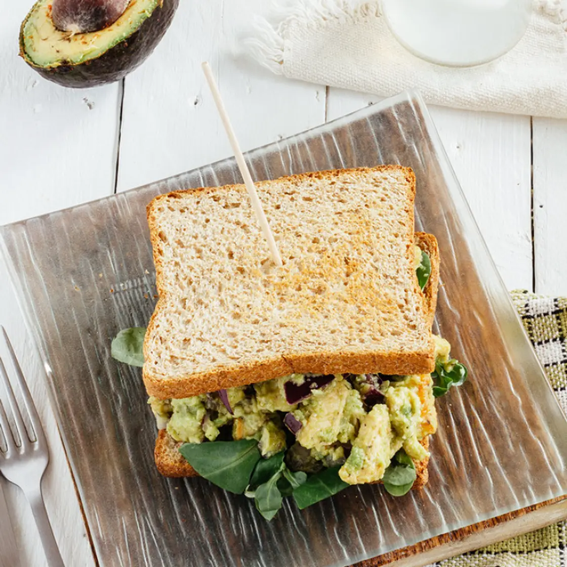 Sandwich Ensalada de pollo y aguacate