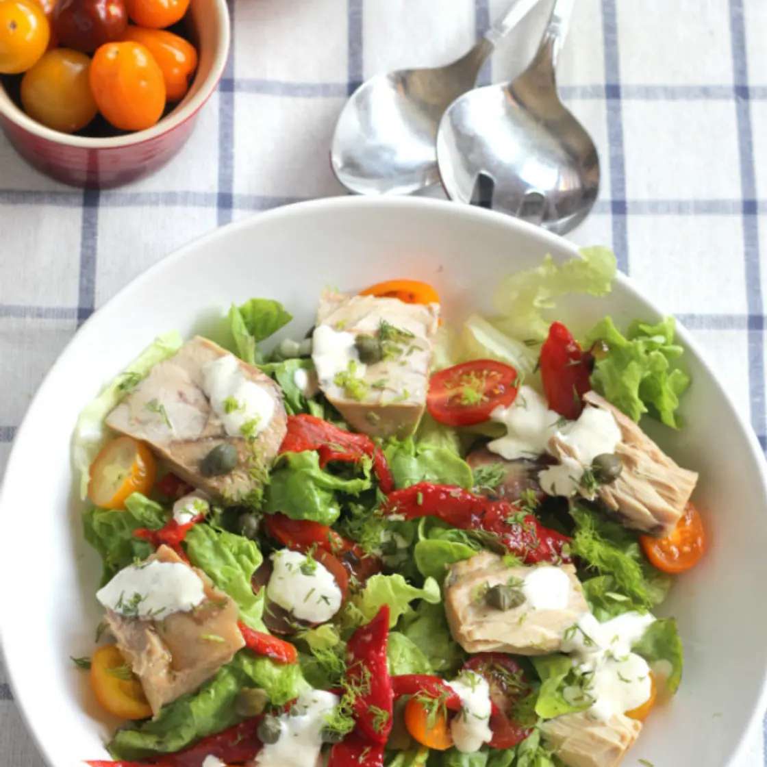 Ensalada de lechuga con escabeche, piquillos y alcaparras con salsa de eneldo