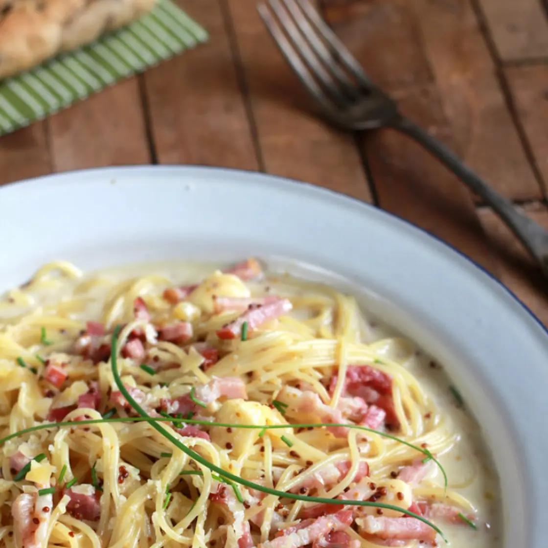 Espaguetis con bechamel de mostaza antigua y beicon