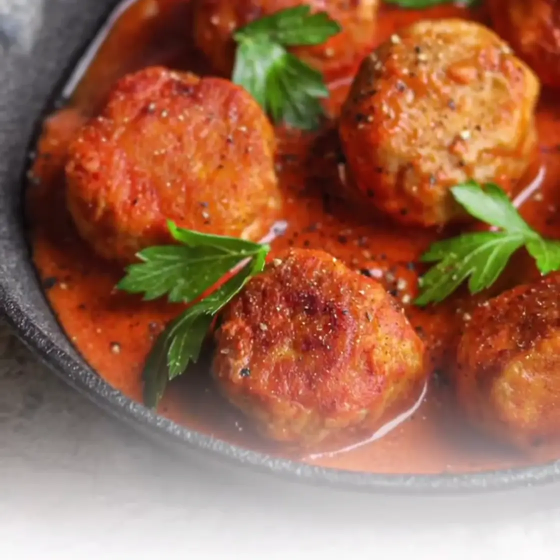 Boulettes de poulet, sauce coco-tomates et riz