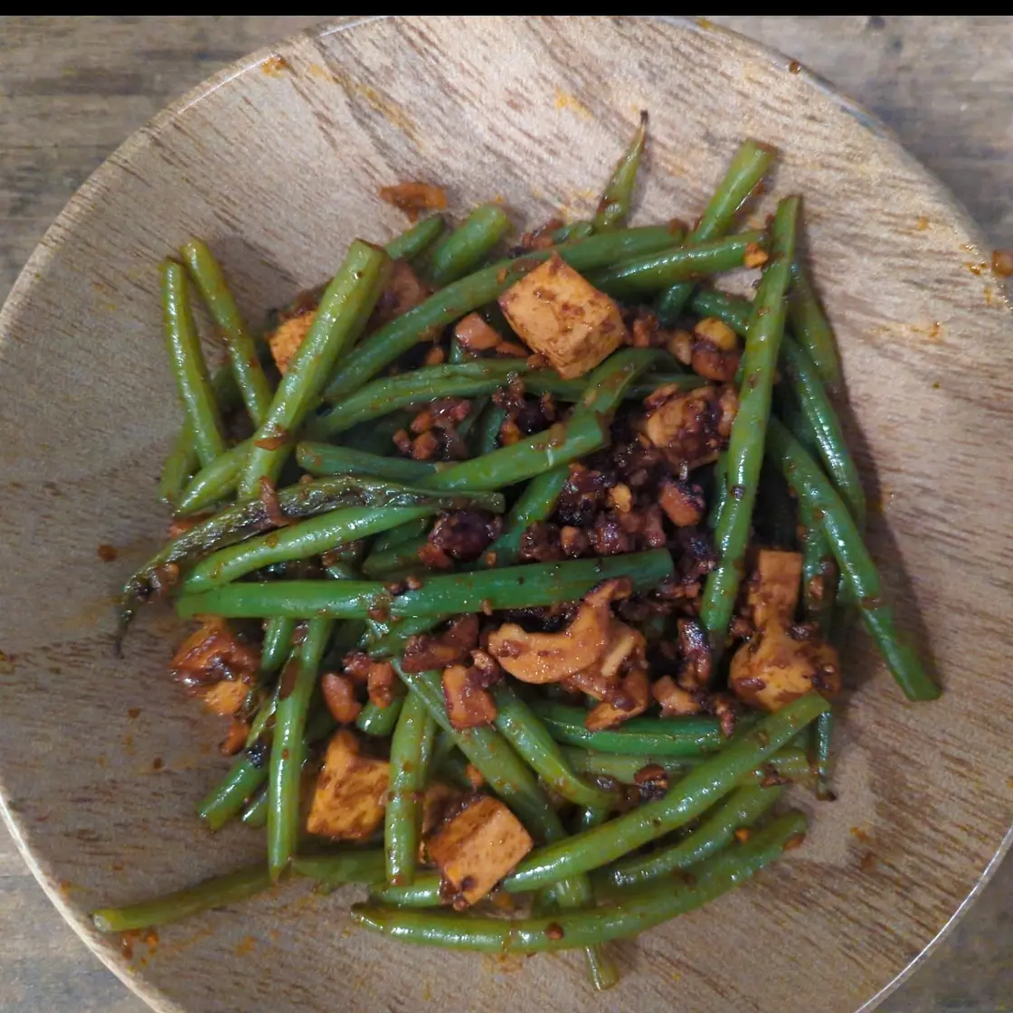 Haricots verts au tofu épicé