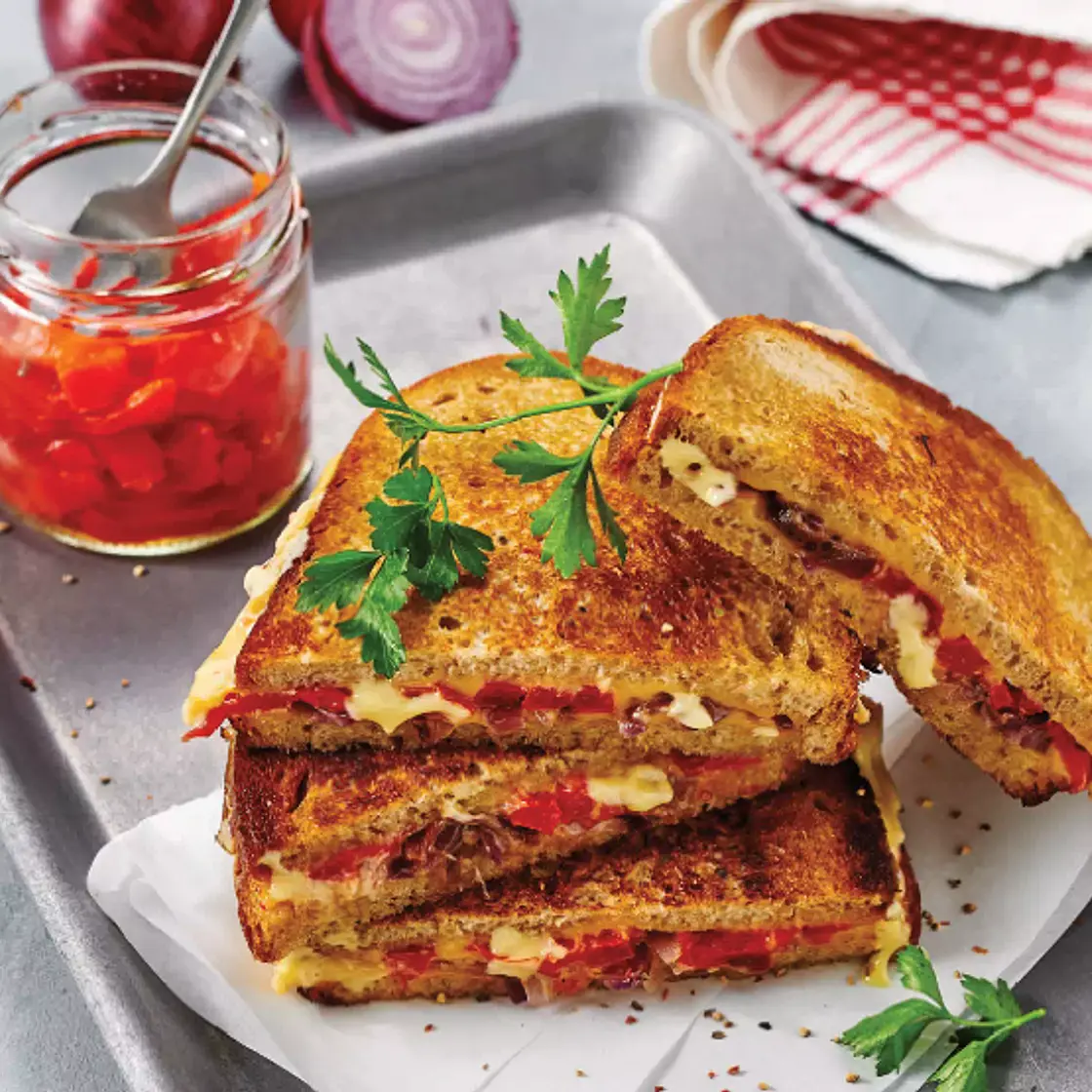 Gebratenes Käsesandwich mit Zwiebeln