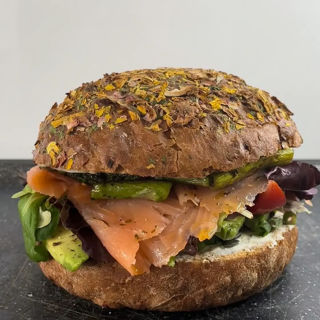 Sommerliches Blumenbrot Sandwich