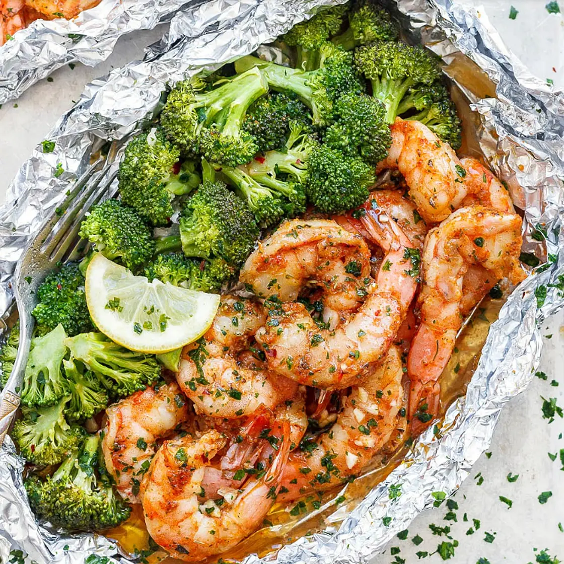 BAKED SHRIMP AND BROCCOLI FOIL PACKS WITH GARLIC LEMON BUTTER SAUCE