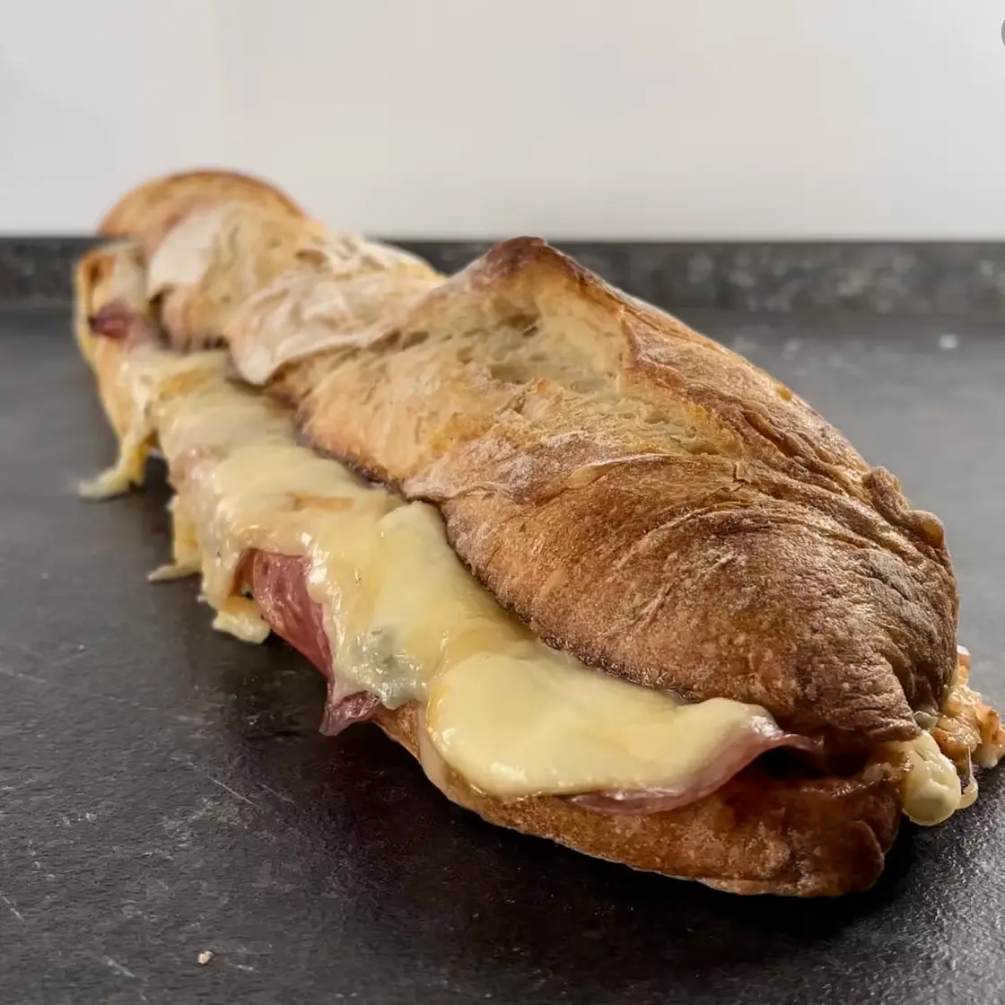 Italienisches quattro formaggi Salami Sandwich