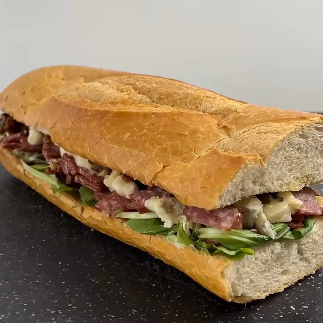 Süß-salziges Gorgonzola Würstchen Sandwich