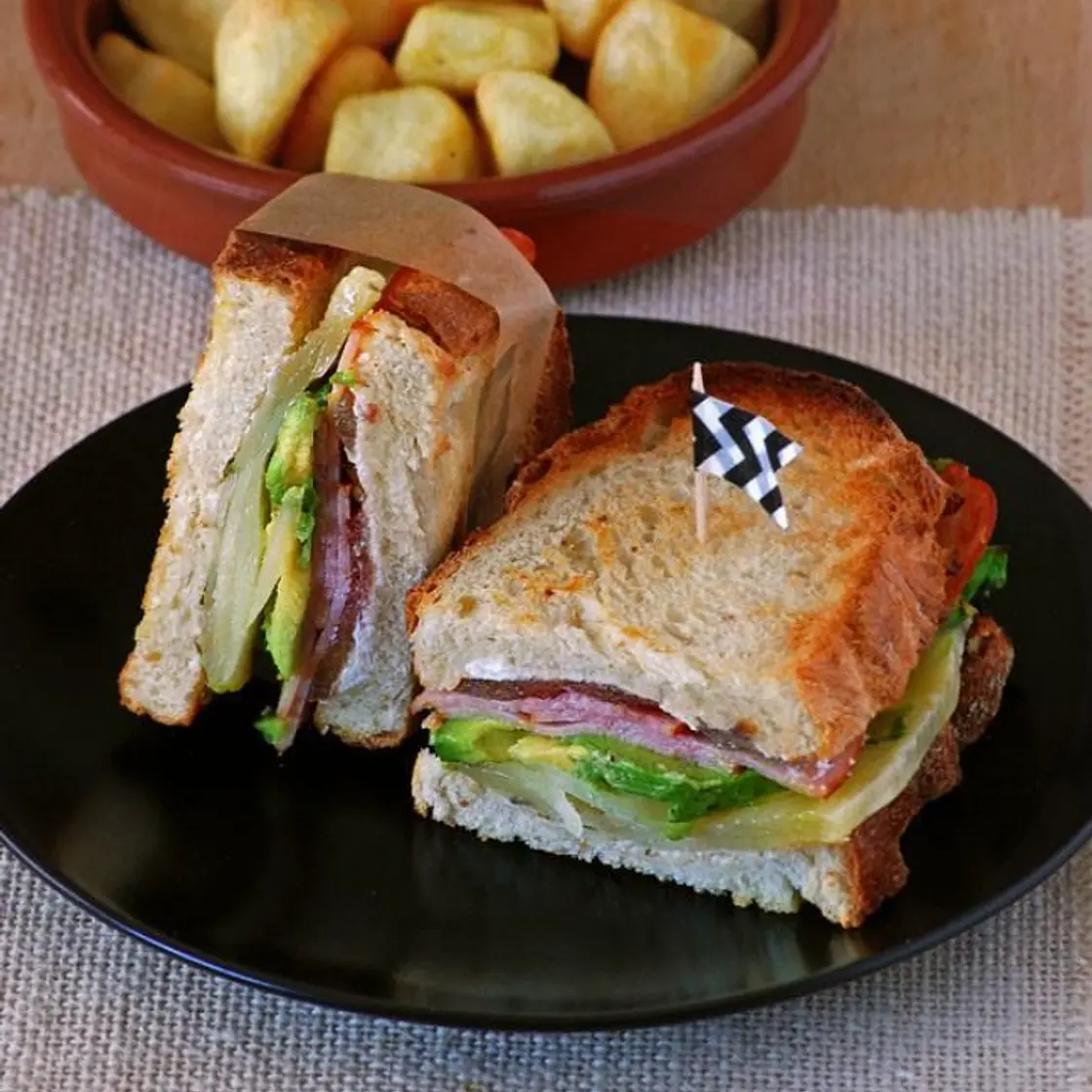 Sándwich de aguacate y quesos con bacon de pavo