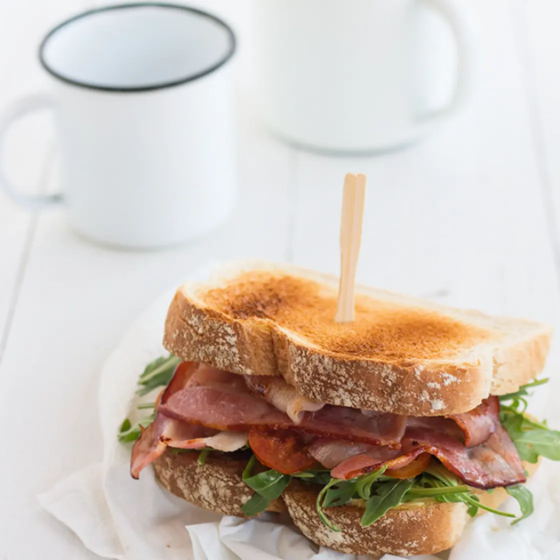Sandwich de rúcula y bacón