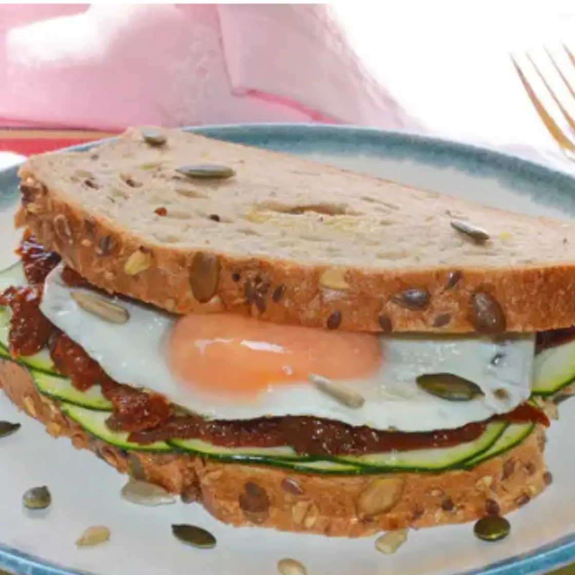 Sándwich de huevo, calabacín y tomate seco en aceite
