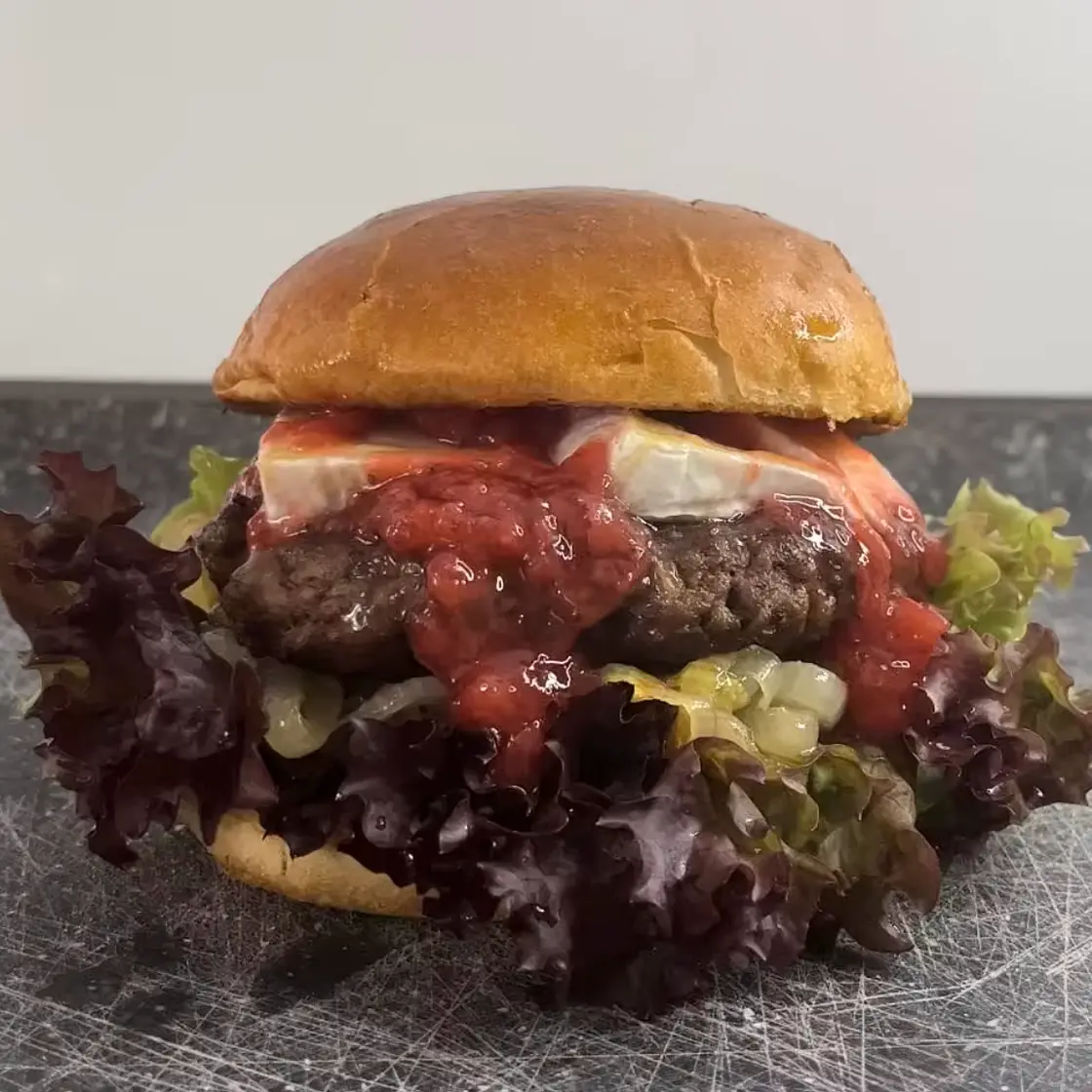 Herzhaft-süßer Camembert Burger