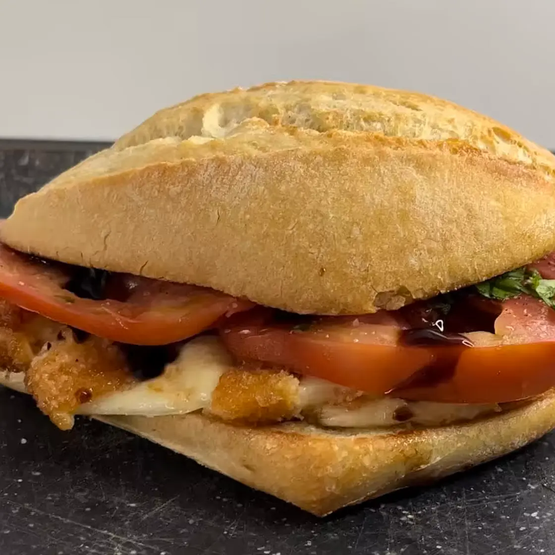 Frittiertes Tomaten Mozzarella Sandwich